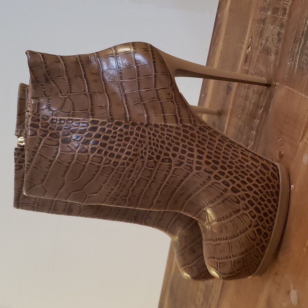 NWOB Pour La Victoire Brown Croc Embossed Leather Platform Boots Size: 10